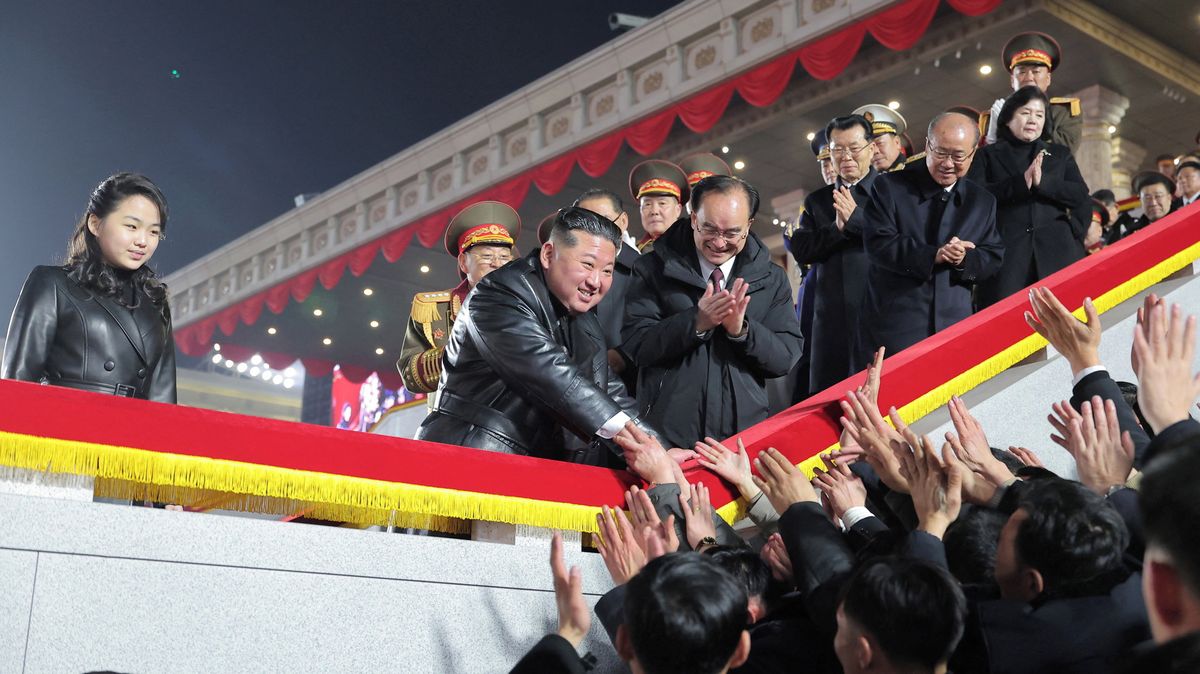 Fotky: Kim na přehlídce ukázal dárek od Putina a sladil se s dcerou